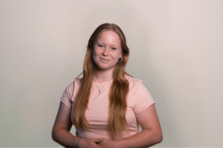 qredits-medewerker-in-roze-shirt