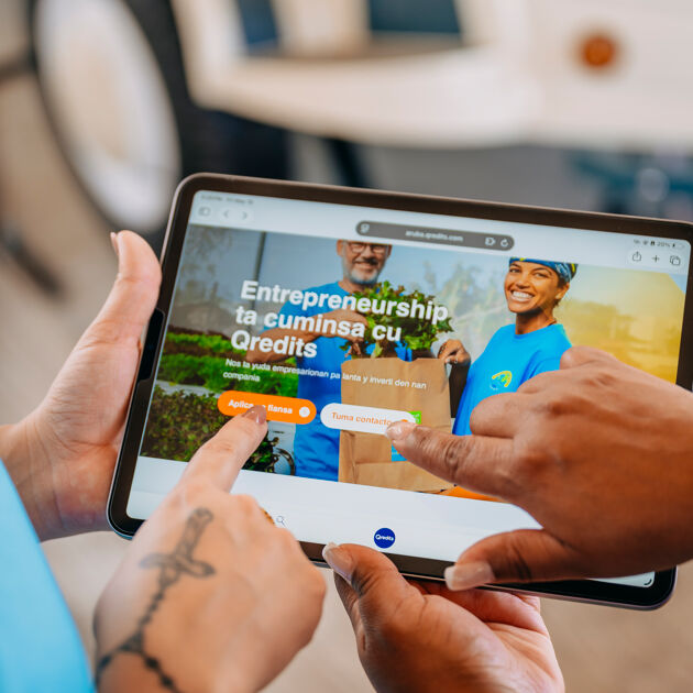 Tablet-met-qredits-website