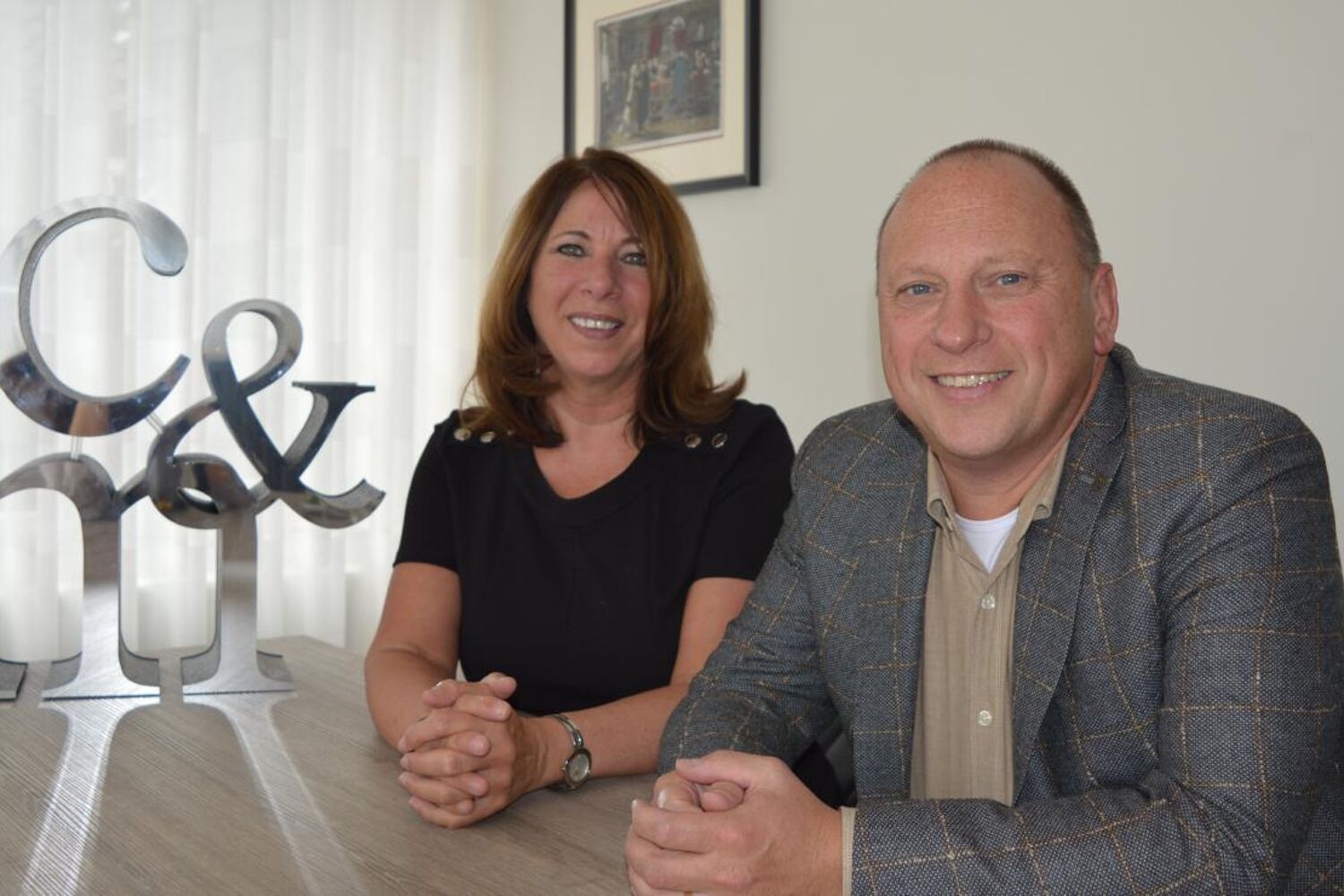 Eigenaren van C&M groep lacht op de foto