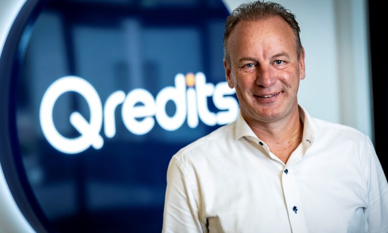 Elwin Groenevelt staat voor het Qredits logo