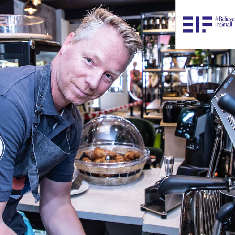 Ondernemer aan het werk in zijn eigen zaak.