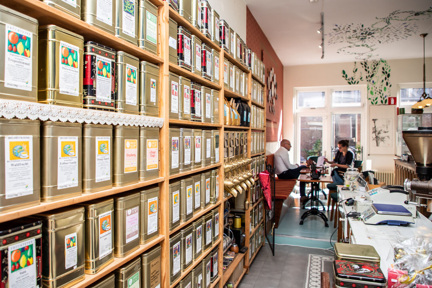 Jonny Franzkowiak Het Gouden randje Wand vol potten koffie
