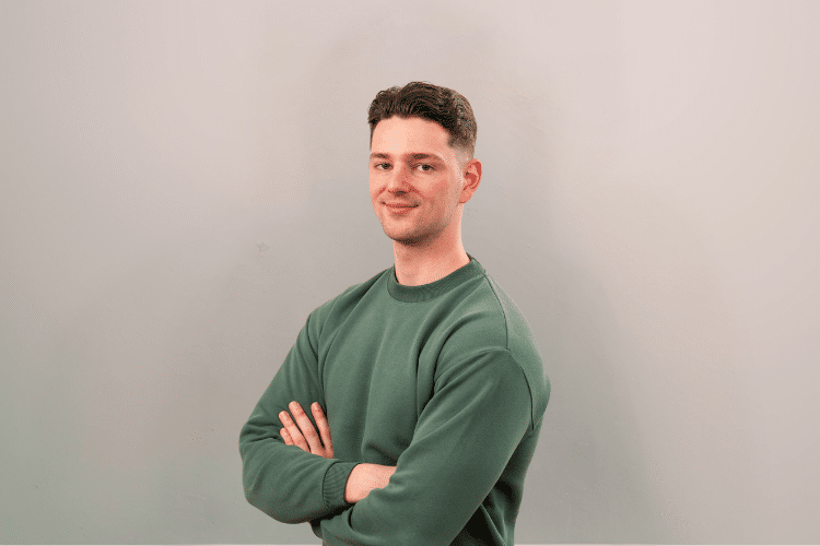 mederwerker Qredits Koen Langen groen shirt man