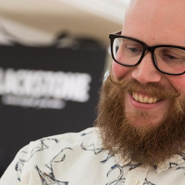 Man met baard en bril lacht