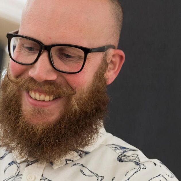 Man met baard en bril lacht