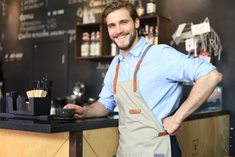man-hand-in-zij-lacht-koffie-in-hand