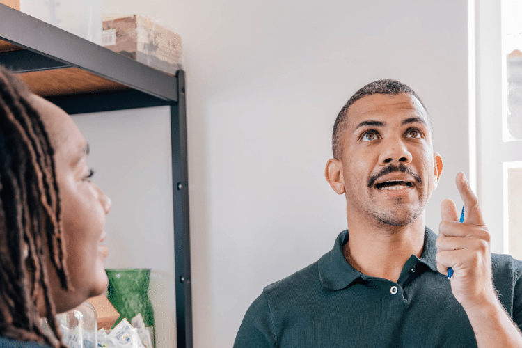 man-in-gesprek-met-coach-cropped