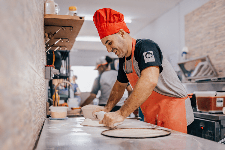 man-rolt-een-pizza
