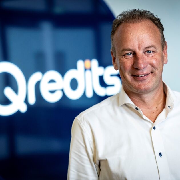 Elwin Groenevelt staat voor het Qredits logo