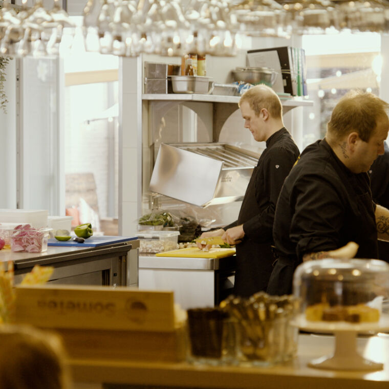 Twee mannen in zwarte kleding in keuken