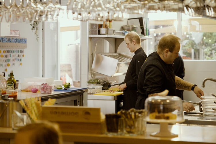 Mannen aan het werk in de keuken