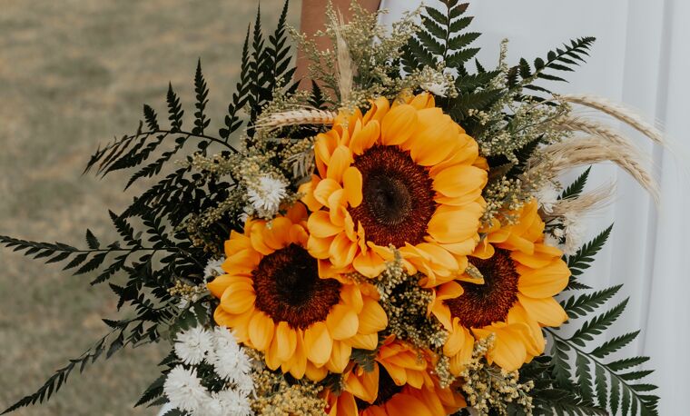 Bruid met een bos bloemen 