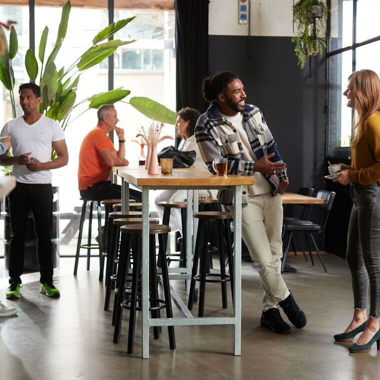 mensen praten over een event van Qredits.