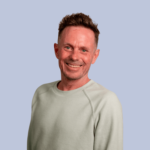 medewerker Qredits Niels Hooiveld geblokte blouse handen over elkaar