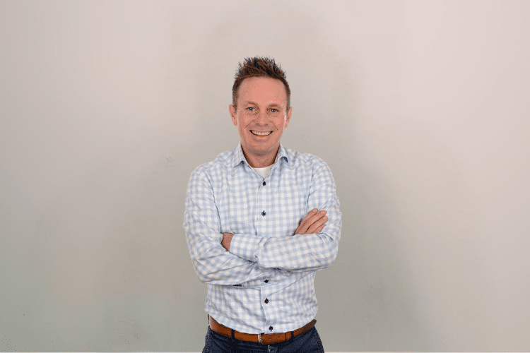 medewerker Qredits Niels Hooiveld geblokte blouse handen over elkaar