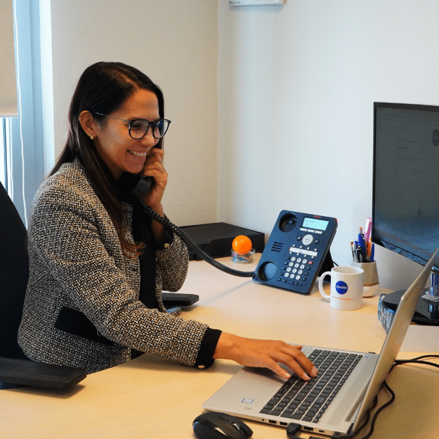 vrouw belt aan de telefoon
