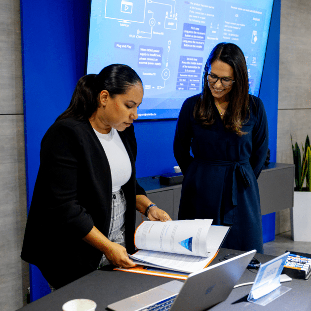 twee vrouwen werken aan een project