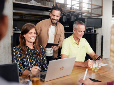 Qredits-trainingshoot-drie-mensen-laptop