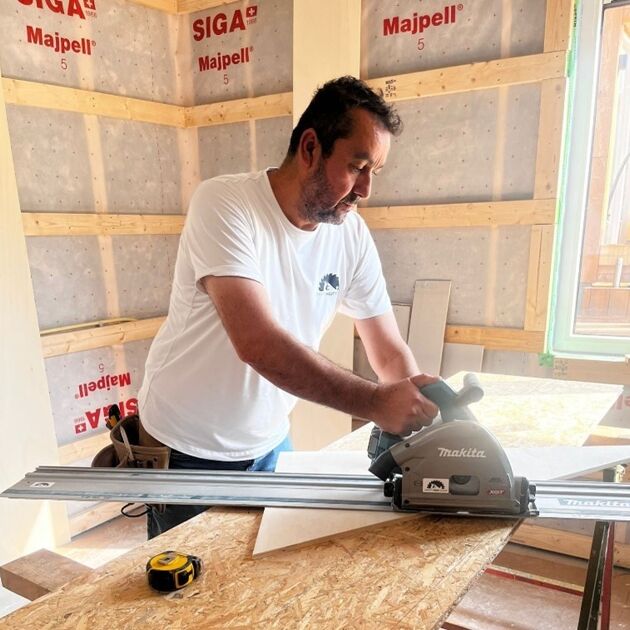 Man is aan het zagen.