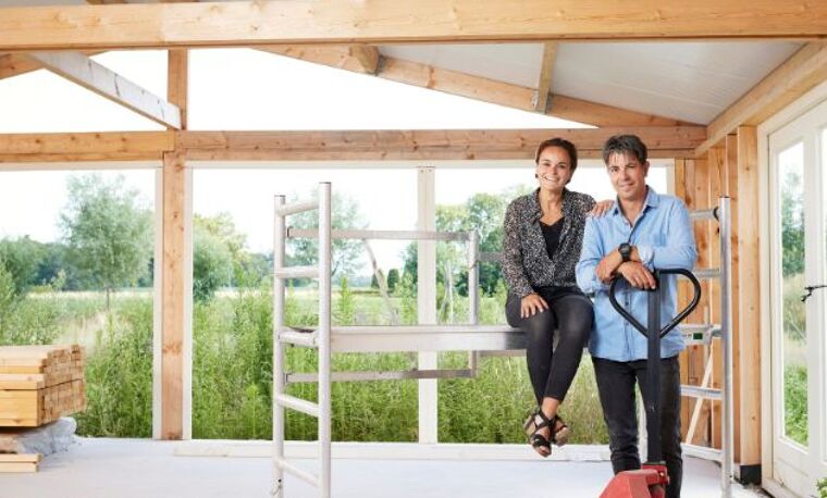 man en vrouw hebben een gebouw kunnen bouwen door een financiering