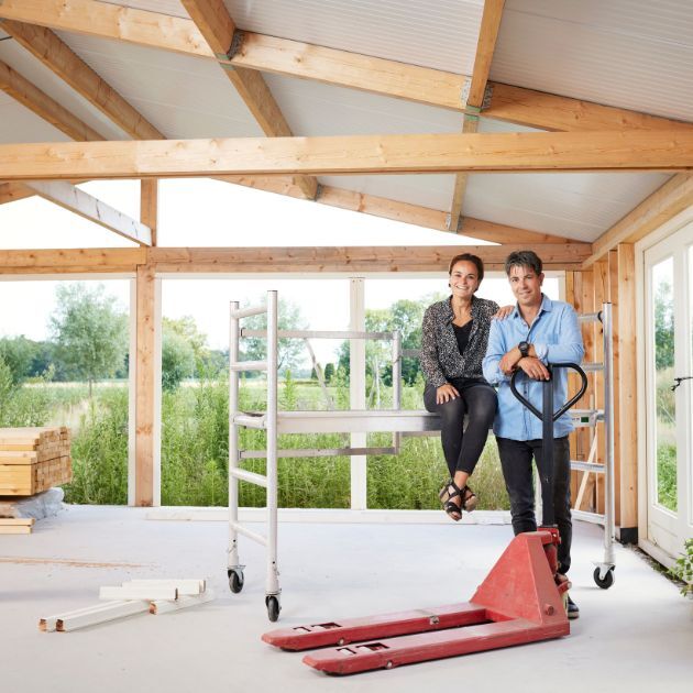 man en vrouw hebben een gebouw kunnen bouwen door een financiering