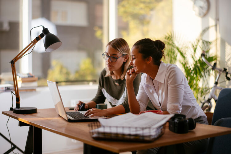 twee-vrouwen-achter-laptop-in-overleg