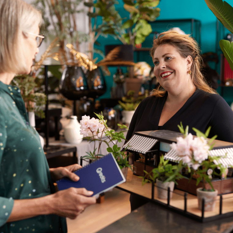 twee-vrouwen-praten-cobi-bijzonder-roermond-contact