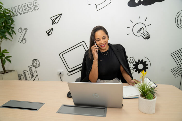 Vrouw achter laptop is aan het bellen bridging consultancy