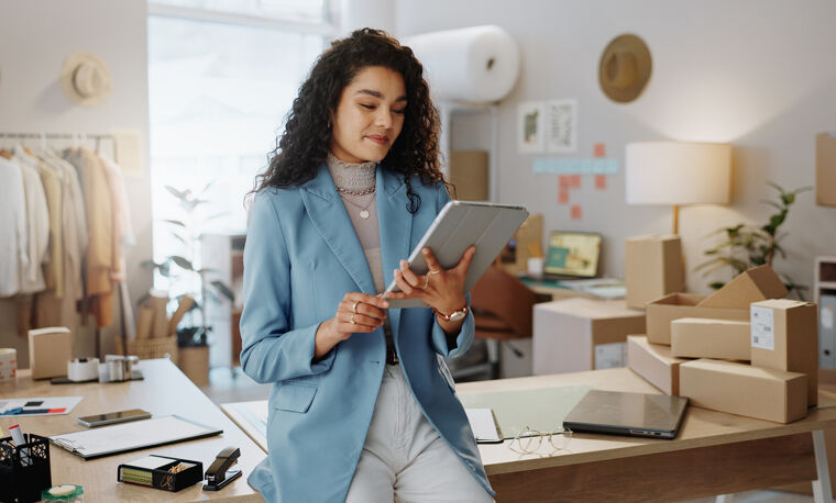 Vrouw kijkt naar Ipad zit op bureau