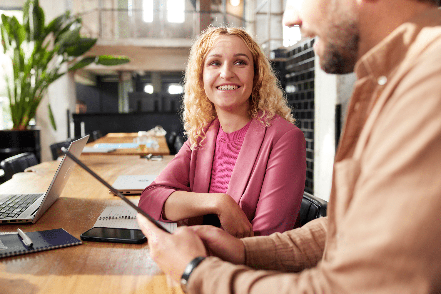 vrouw kijkt met een lach naar haar trainer marketing