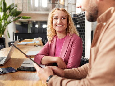 vrouw-lacht-tijdens-training-marketing
