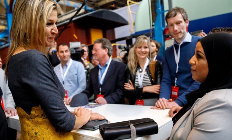 maxima lachend naar persoon