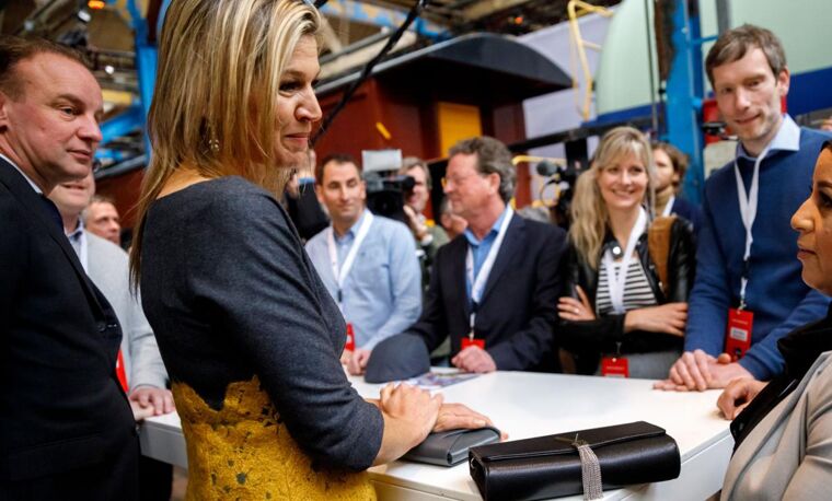 maxima lachend naar persoon