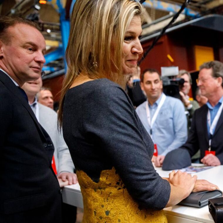 maxima lachend naar persoon