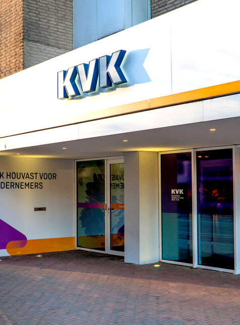 Wit gebouw van de kamer van koophandel met logo