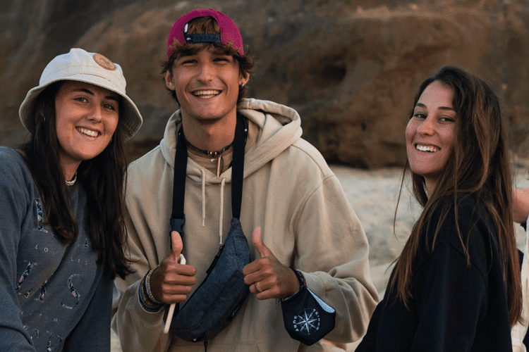 4-mensen-lachen-op-het-strand