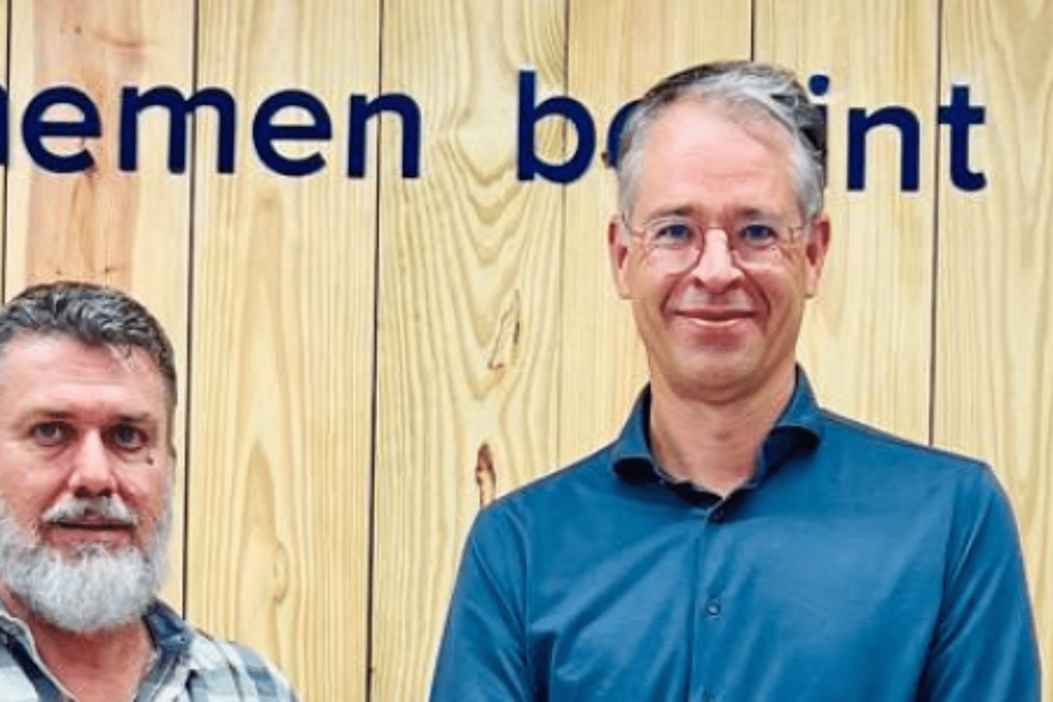 Qredits trekt nieuwe financiering aan bij Pensioenfonds Caribisch Nederland  Twee mannen en een vrouw staan voor een houten muur en zetten een handtekening