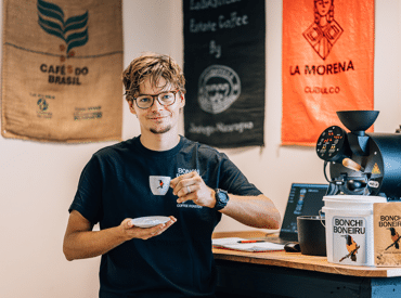 man-drinkt-een-koffie