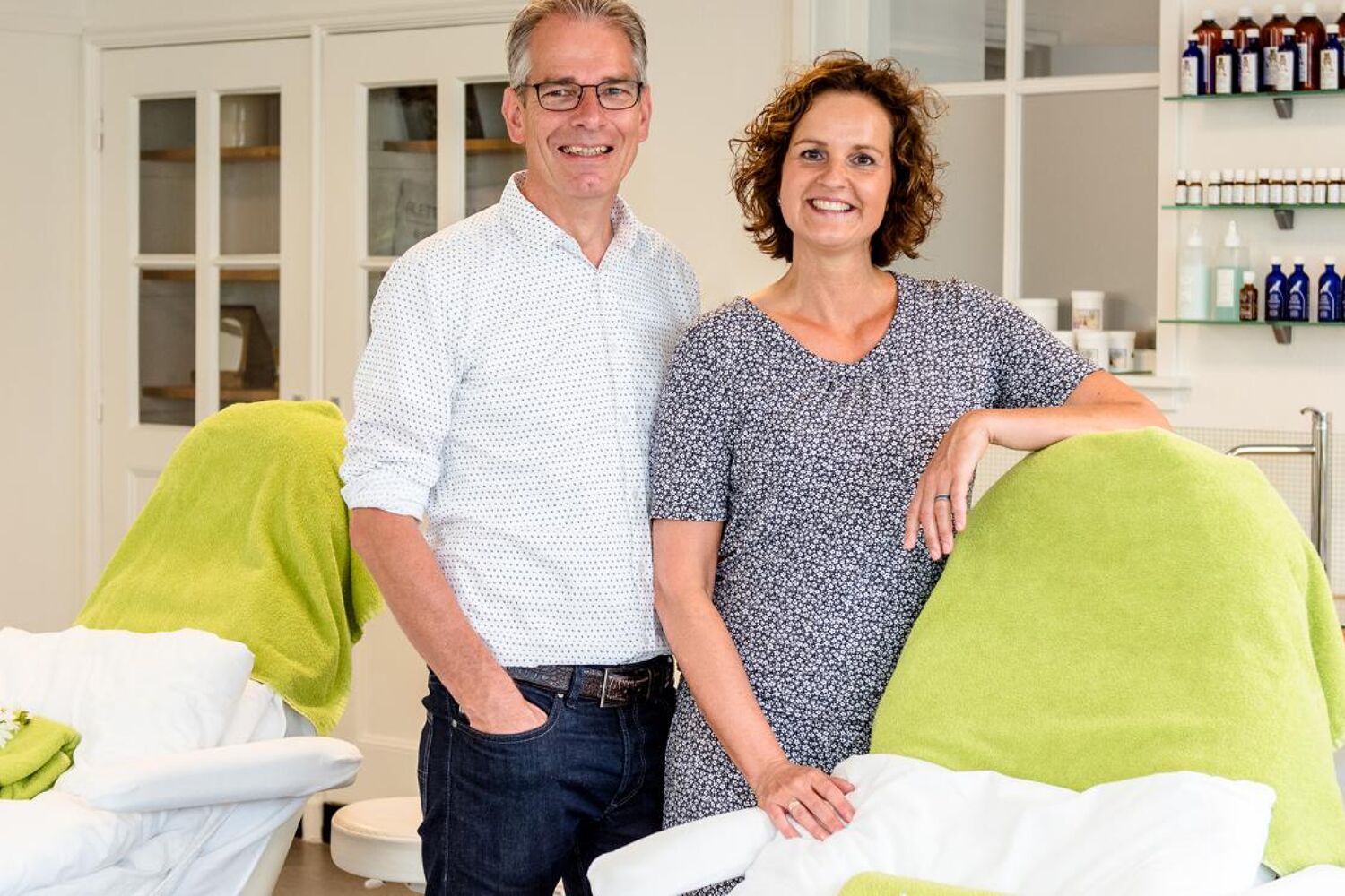 Eigenaren van Maquis Import lachen op een foto