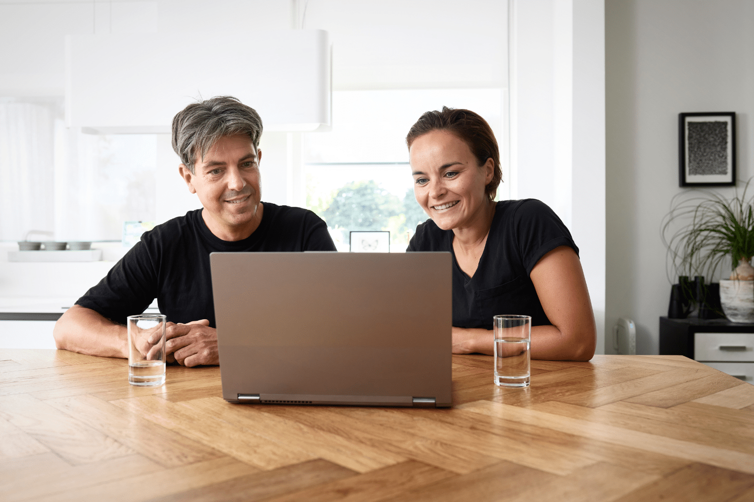 man en vrouw vragen een krediet aan van qredits.nl