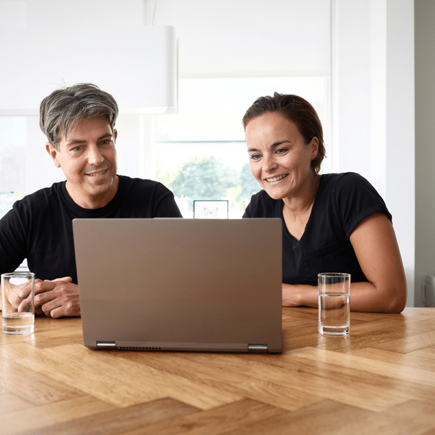 man en vrouw vragen een krediet aan van qredits.nl