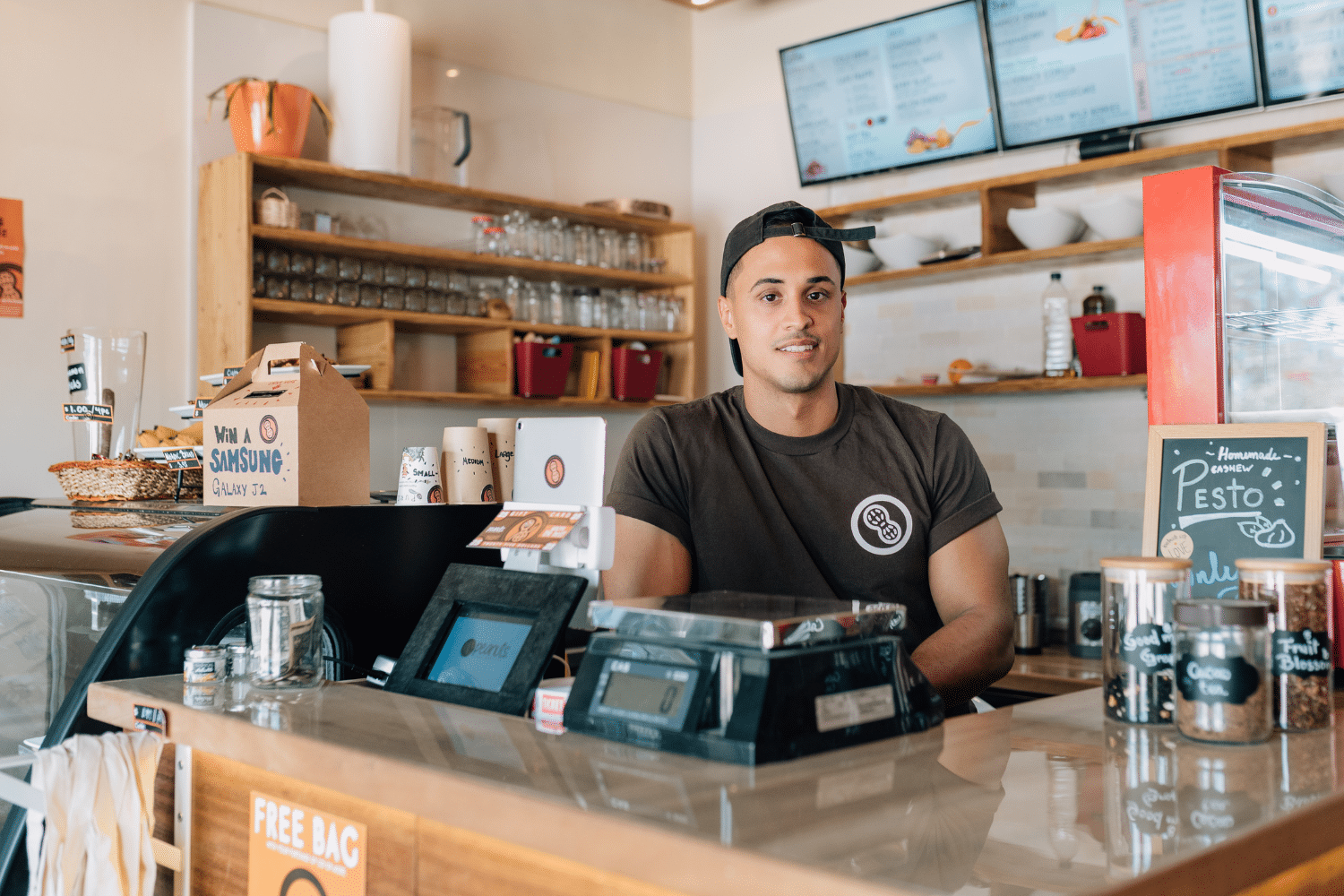 man-staat-als-barista-in-koffiezaak
