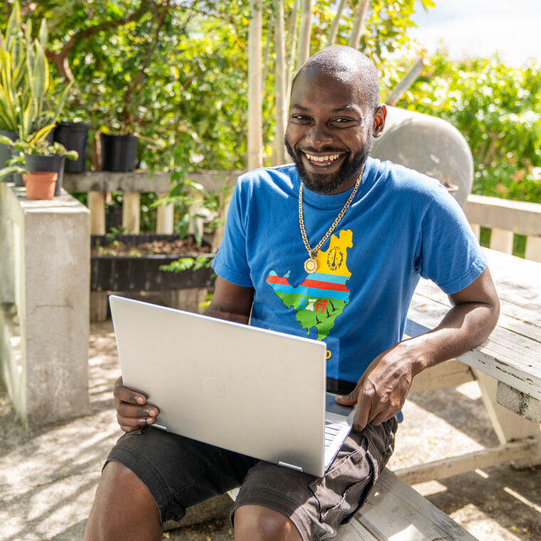 ondernemer lachend met laptop