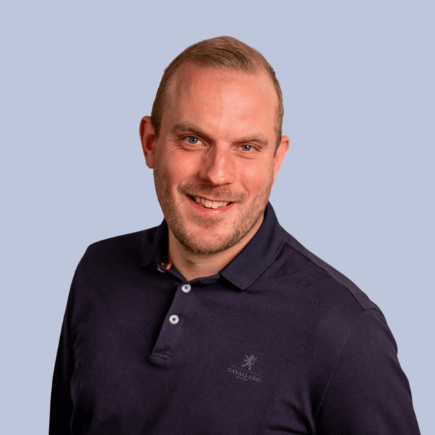 medewerker Qredits Mathijs Hulseboom witte blouse grijze trui