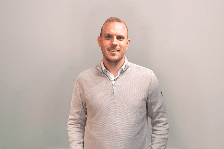 medewerker Qredits Mathijs Hulseboom witte blouse grijze trui