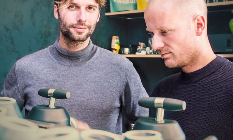 Twee mannen zijn aan het werk.