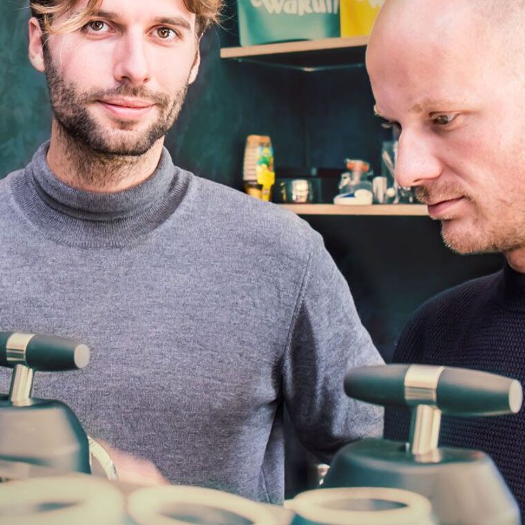 Twee mannen zijn aan het werk.