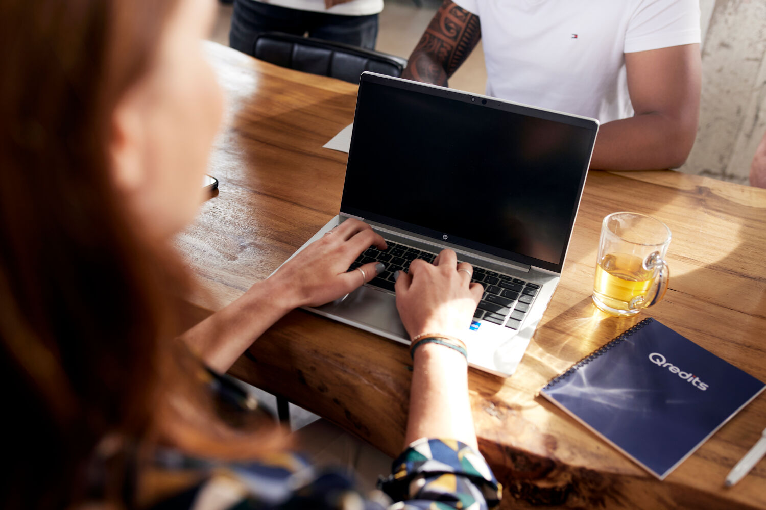 Vrouw is aan het typen op laptop.