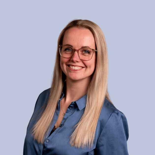 medewerker Qredits Rowen  Groenendijk vrouw in beige shirt voor grijze achtergrond