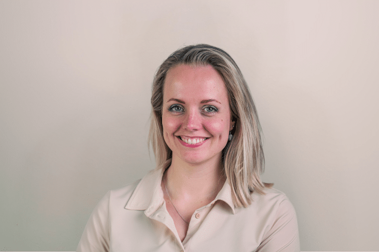 medewerker Qredits Rowen  Groenendijk vrouw in beige shirt voor grijze achtergrond